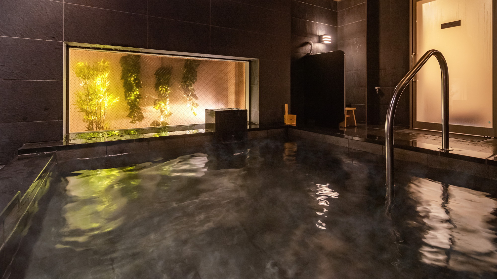 日頃のお疲れを癒す天然温泉は１５時から夜通しお入りいただけます♪