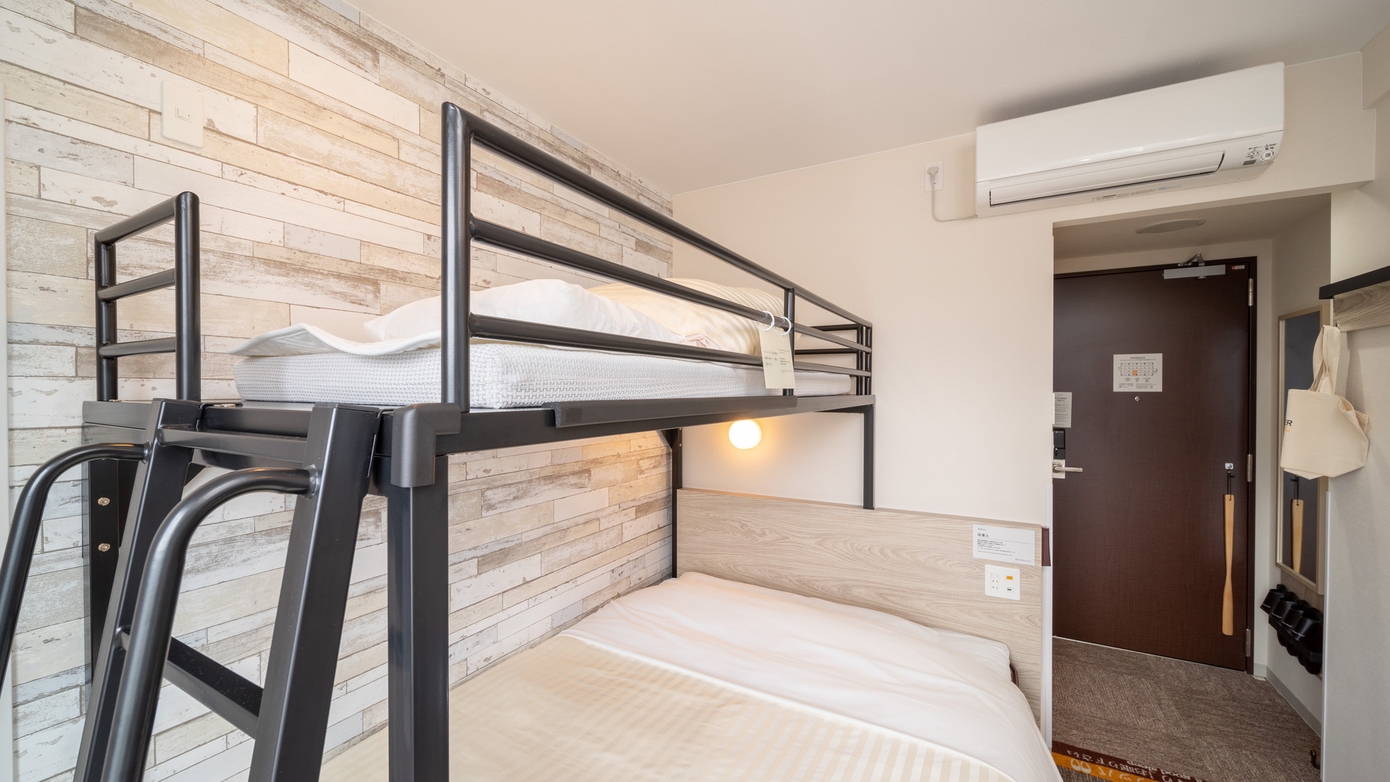 ロフト部分はお荷物置きにもなります♪