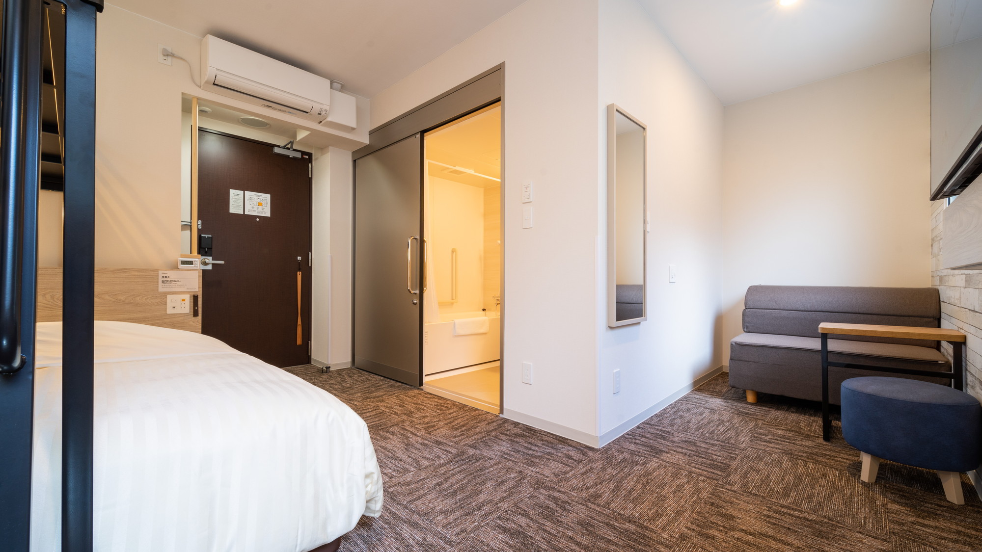 150㎝幅ワイドベッド＋90㎝幅ロフトベッド、ソファ付きのお部屋です