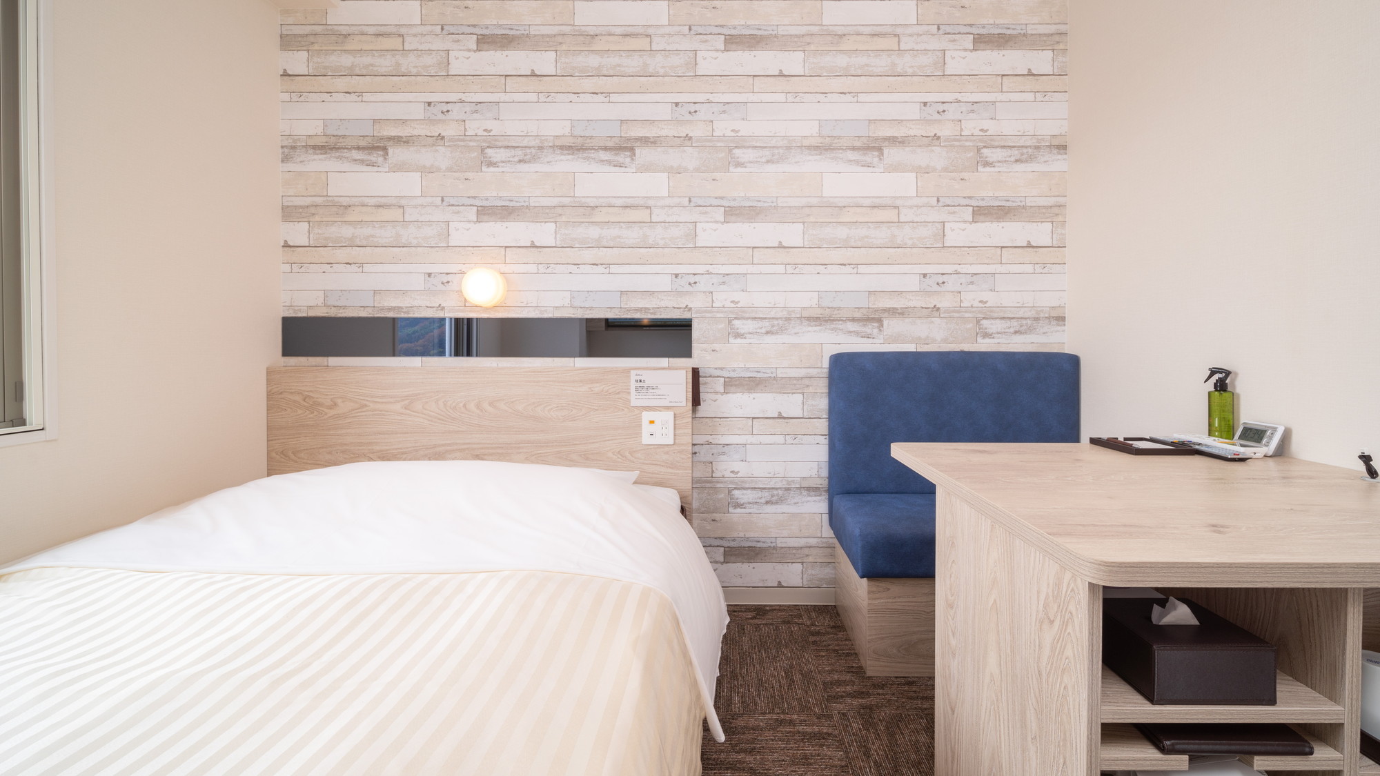 ワイドデスク完備,ベッドサイズ150cm幅