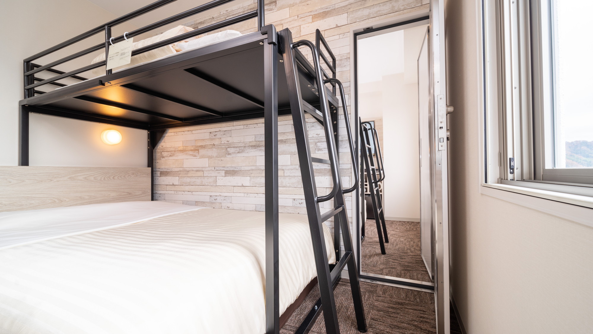 150㎝幅ワイドベッド＋90㎝幅ロフトベッド&times;２部屋