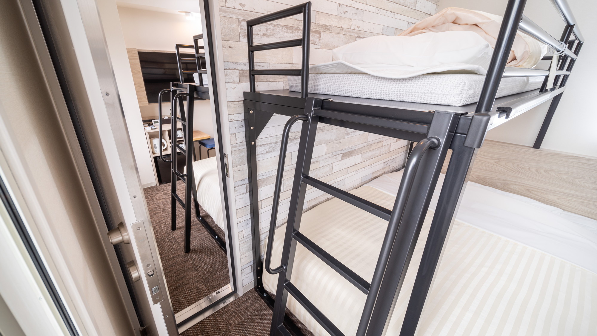 ベッドとユニットバスは各部屋１つずつ♪