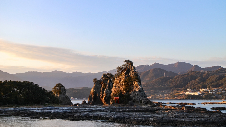 ・【周辺】那智湾に浮かぶ弁天島