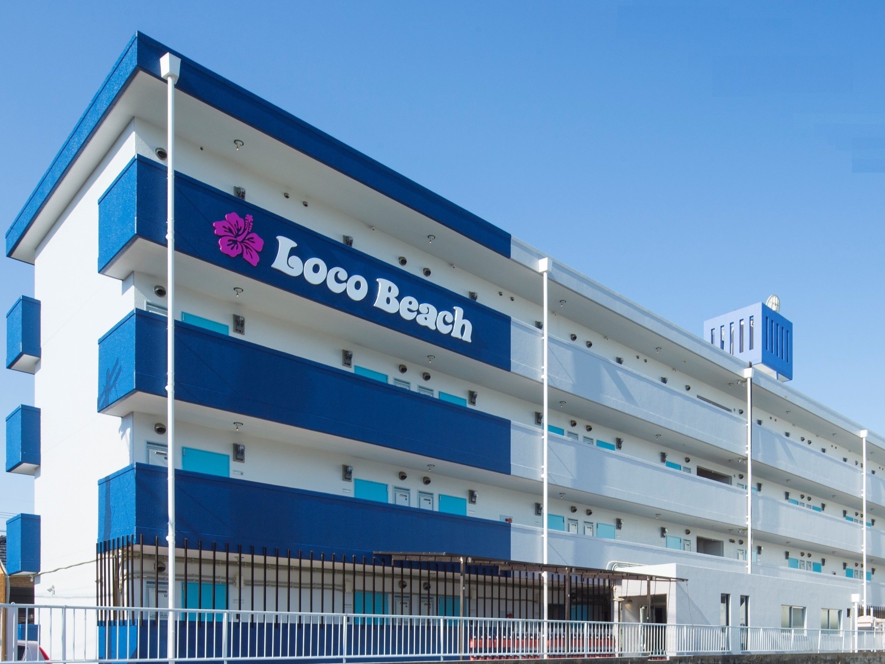 LocoBeachの全体写真です。青島ビーチは目の前。歩いて1分。