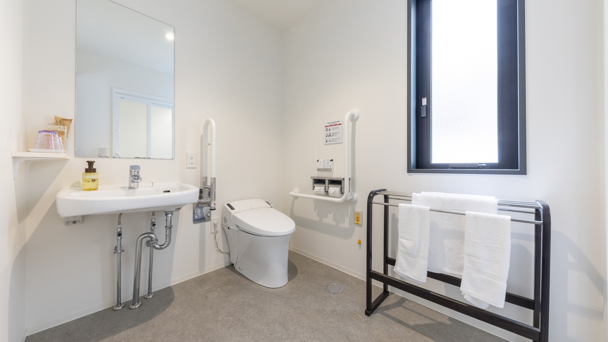 ユニバーサルクイーンルーム（テレビ付き）