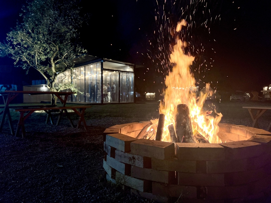 ＼友達同士・大家族で／丘の上貸切グランドテントはグループ旅に最適！至福のBBQグリル★手持ち花火無料