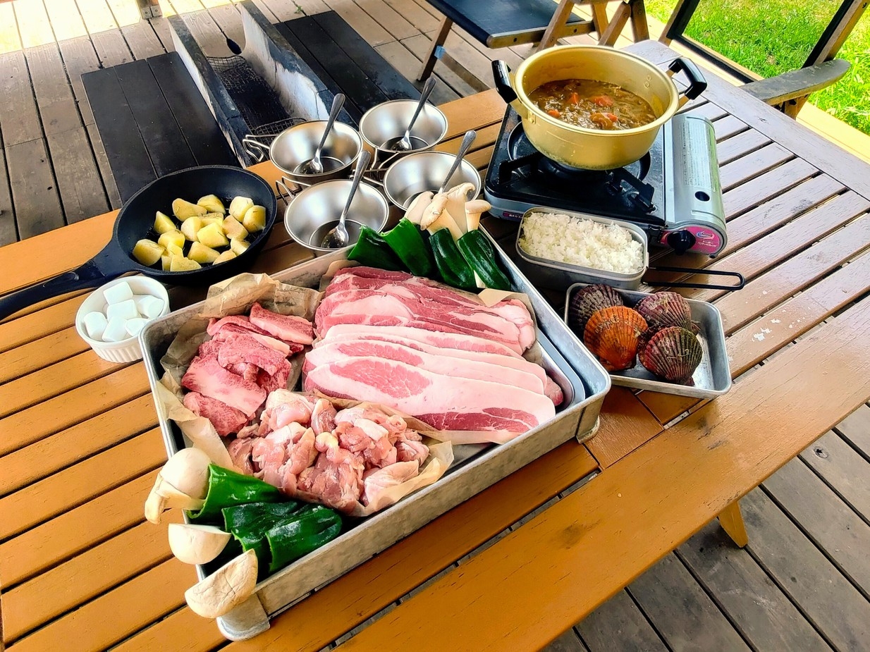 ＼学旅★伊勢志摩グランピング／仲間と作るキャンプカレー体験は学生限定！海・プール・BBQ・花火を制覇