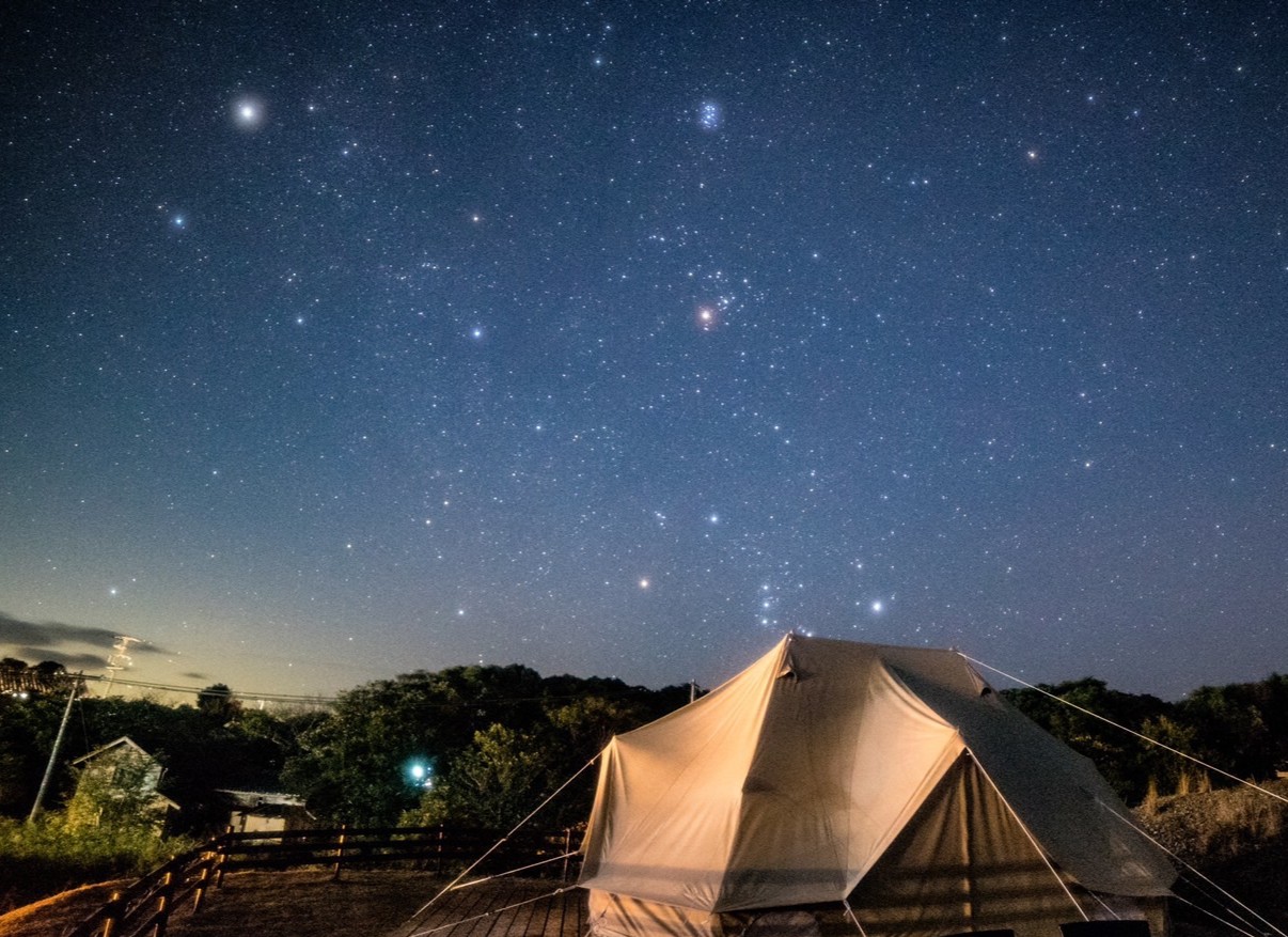 冬のシーズンは特に星空がきれいに見えます。流星群シーズンは運がよければ流れ星が見られるかも。