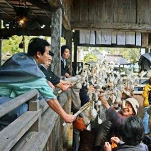 延年祭。浦嶋子ゆかりの一門が浦嶋神社に参集し、長寿・五穀豊穣・豊漁などを祈願します。（3月17日）