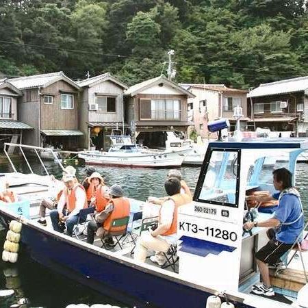 伊根の舟屋を海から散策「海上タクシー」♪地元の船頭が歴史や景観についてガイドしながら伊根湾を周遊。