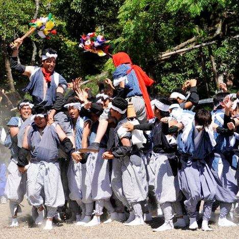 本庄祭り。約1200年続く祭りで、本祭では浦嶋神社へ勇ましく晴れやかな太刀振りなどを奉納。（8月上旬