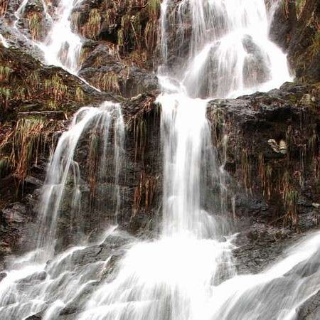幻の滝「布引の滝」100mほどの白布を垂れたような滝をご覧いただけます♪