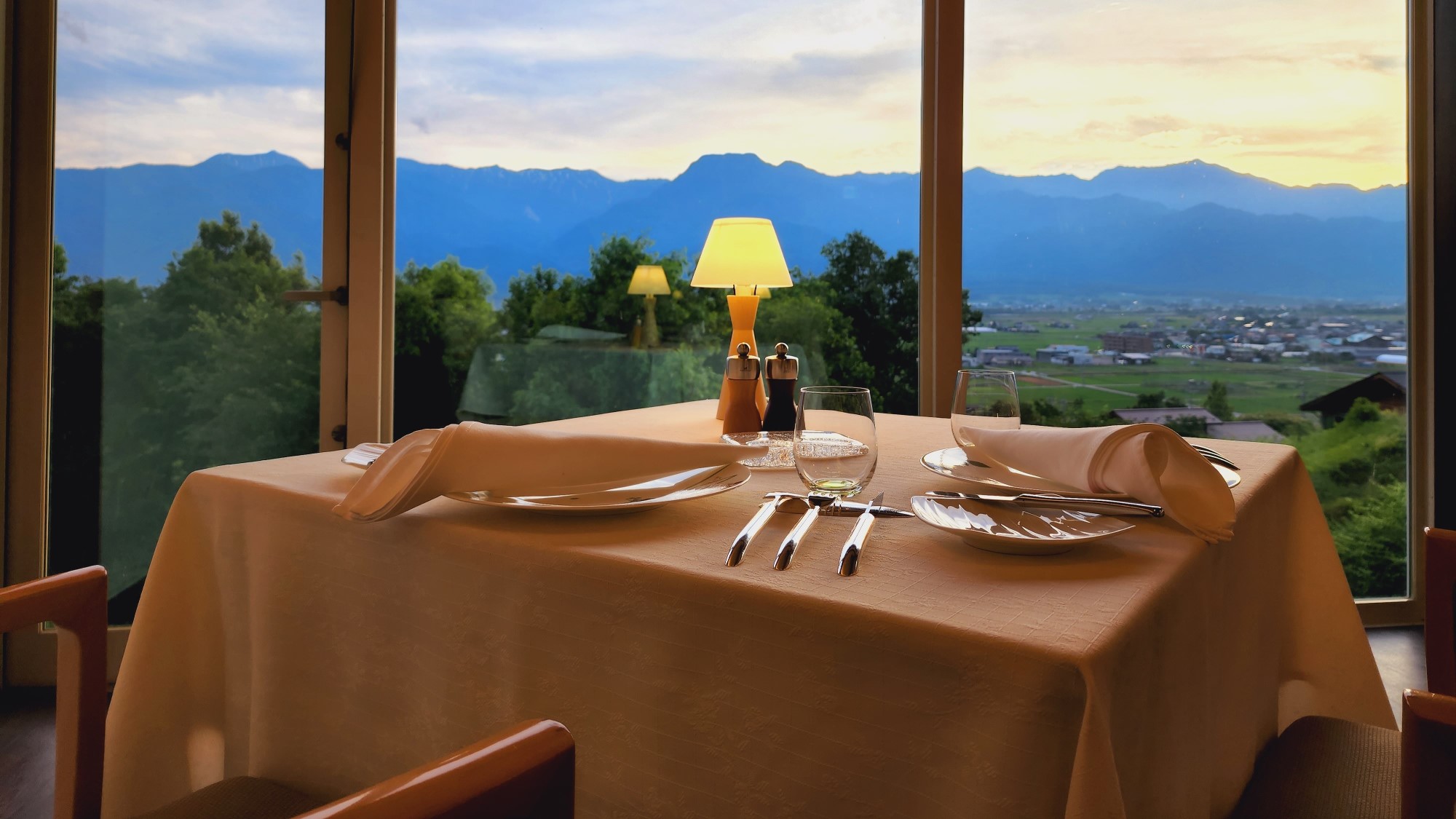 レストランと北アルプスの眺望