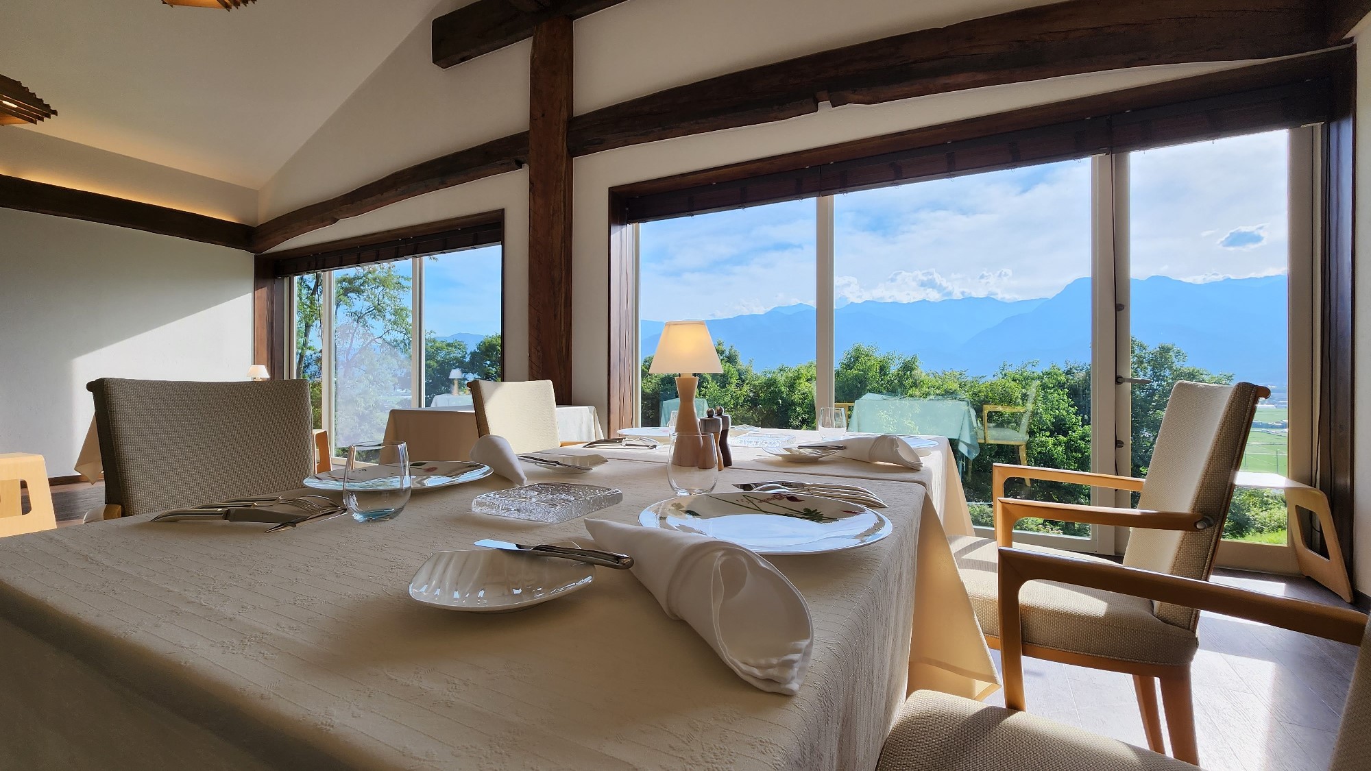 レストランと北アルプスの眺望