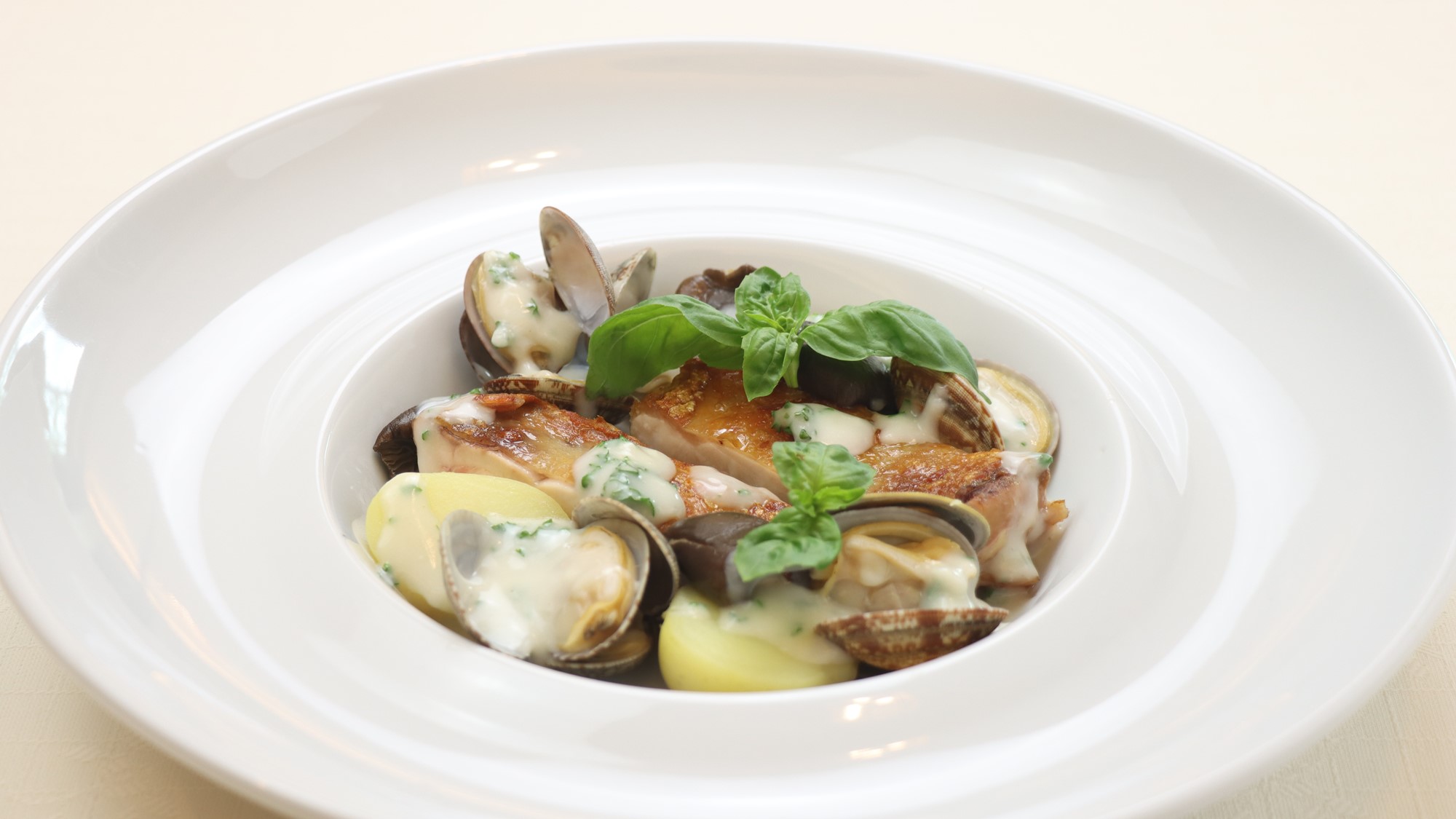 【夕食一例】信州黄金シャモと三河のアサリの取り合わせ 