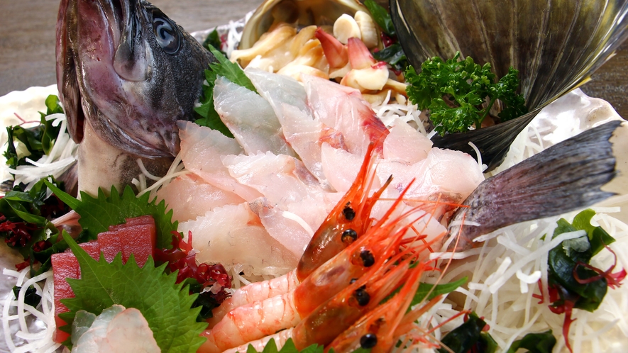 直前まで活きていた獲れたての魚を姿造りで・・・ハッカクなどの他では食べられない代物も！