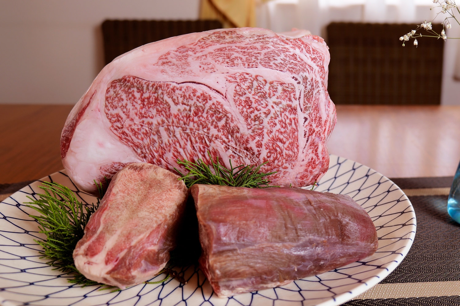 国産牛ステーキと泡サザエなどの海鮮メニュープラン