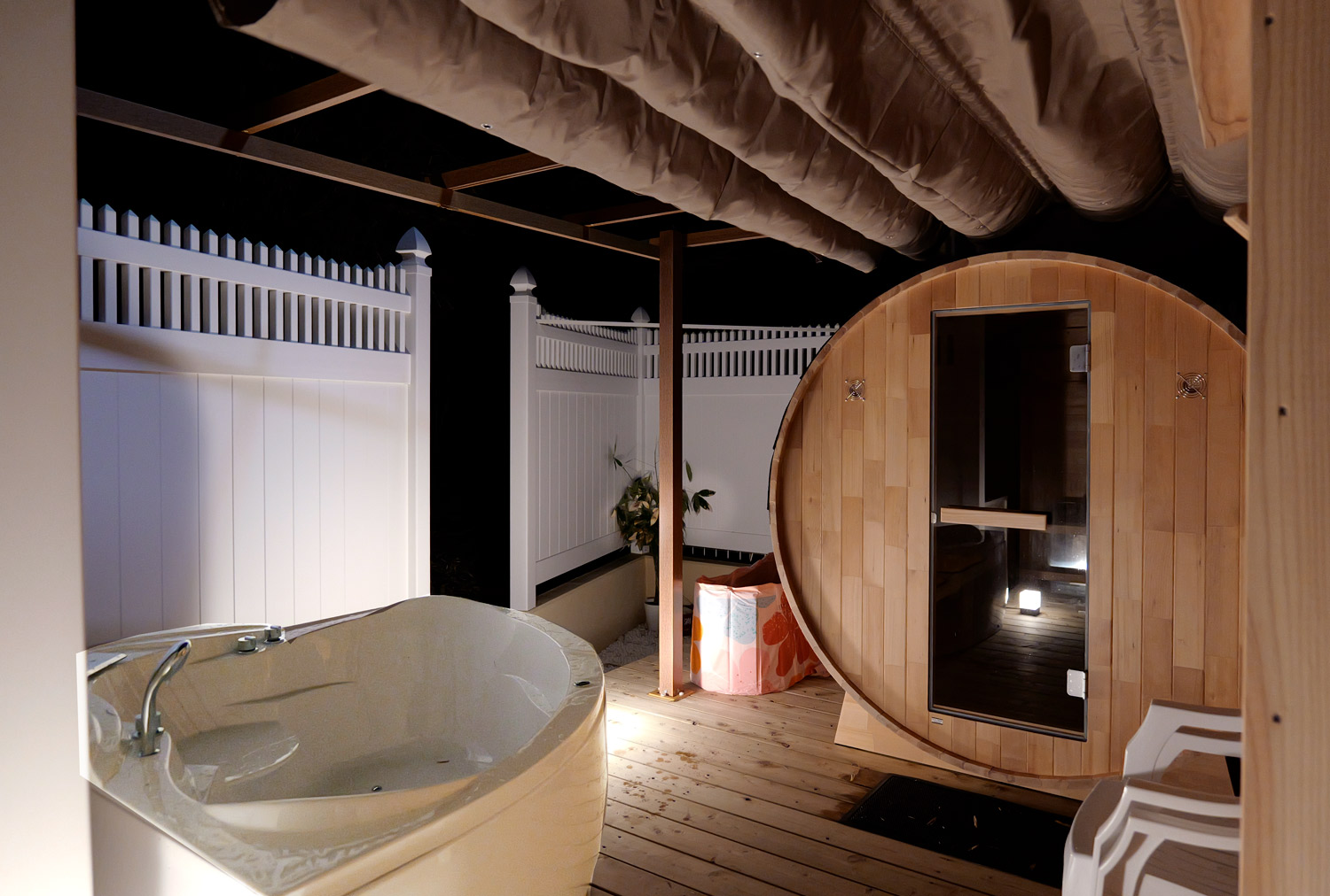 ジャグジーとバレルサウナ