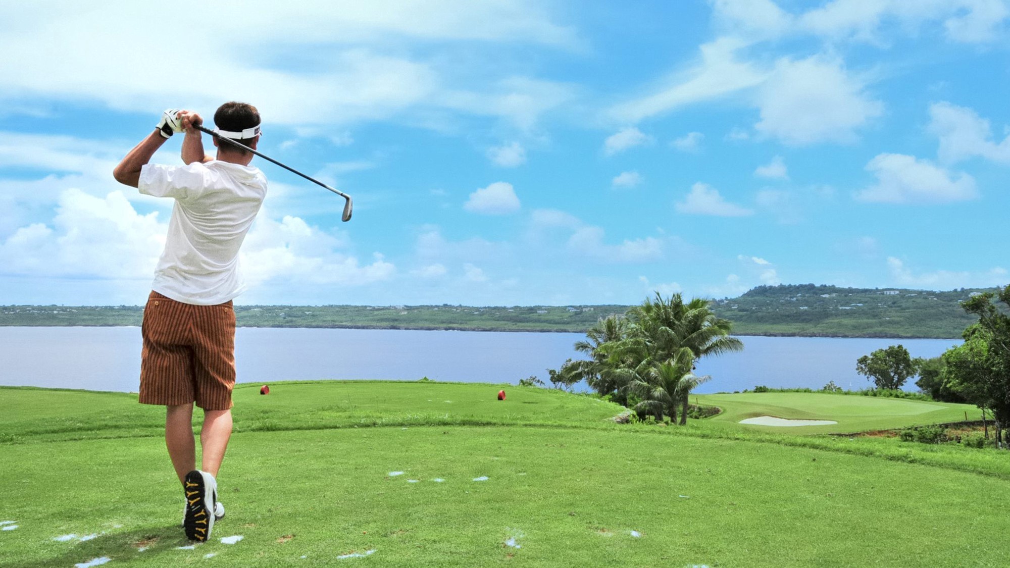 【オリジナルゴルフボールプレゼント/朝食付】青い海と晴天の沖縄でナイスショット！◆洗濯機・乾燥機無料
