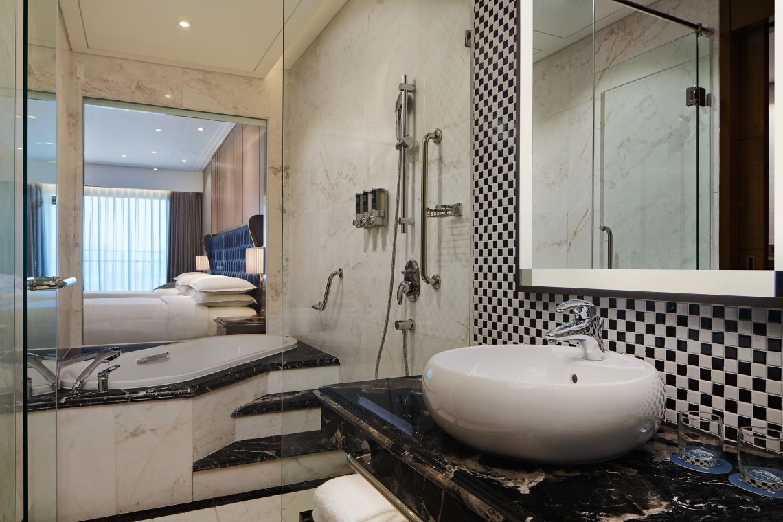 Deluxe Twin Bathroom Bathtub