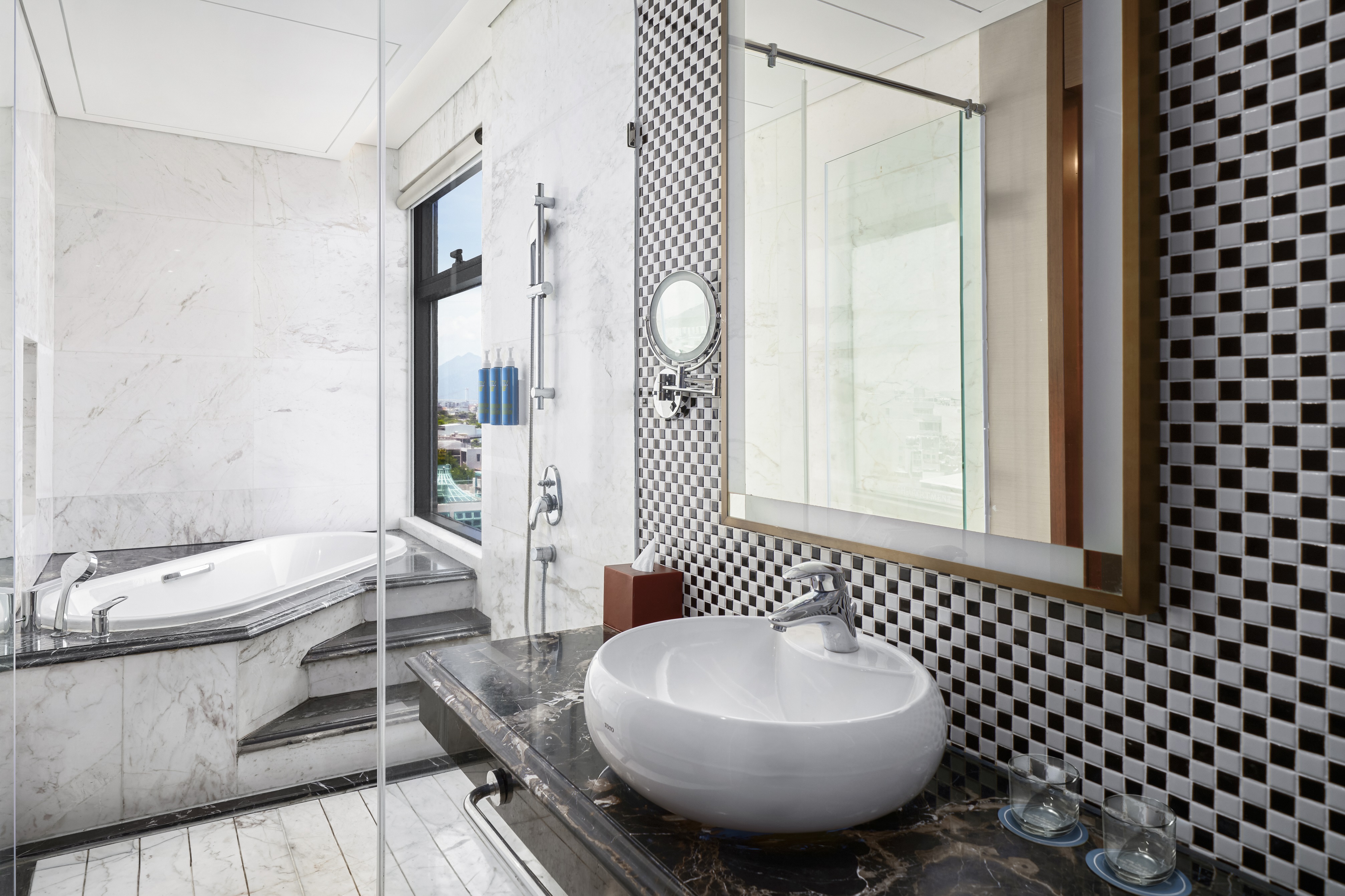 Deluxe King Ocean view bathroom