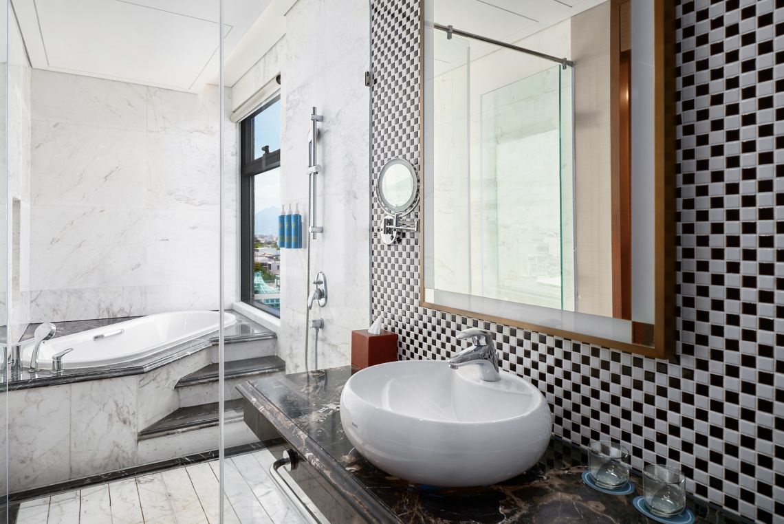 Panoramic Deluxe King Ocean view Bathroom bathtub