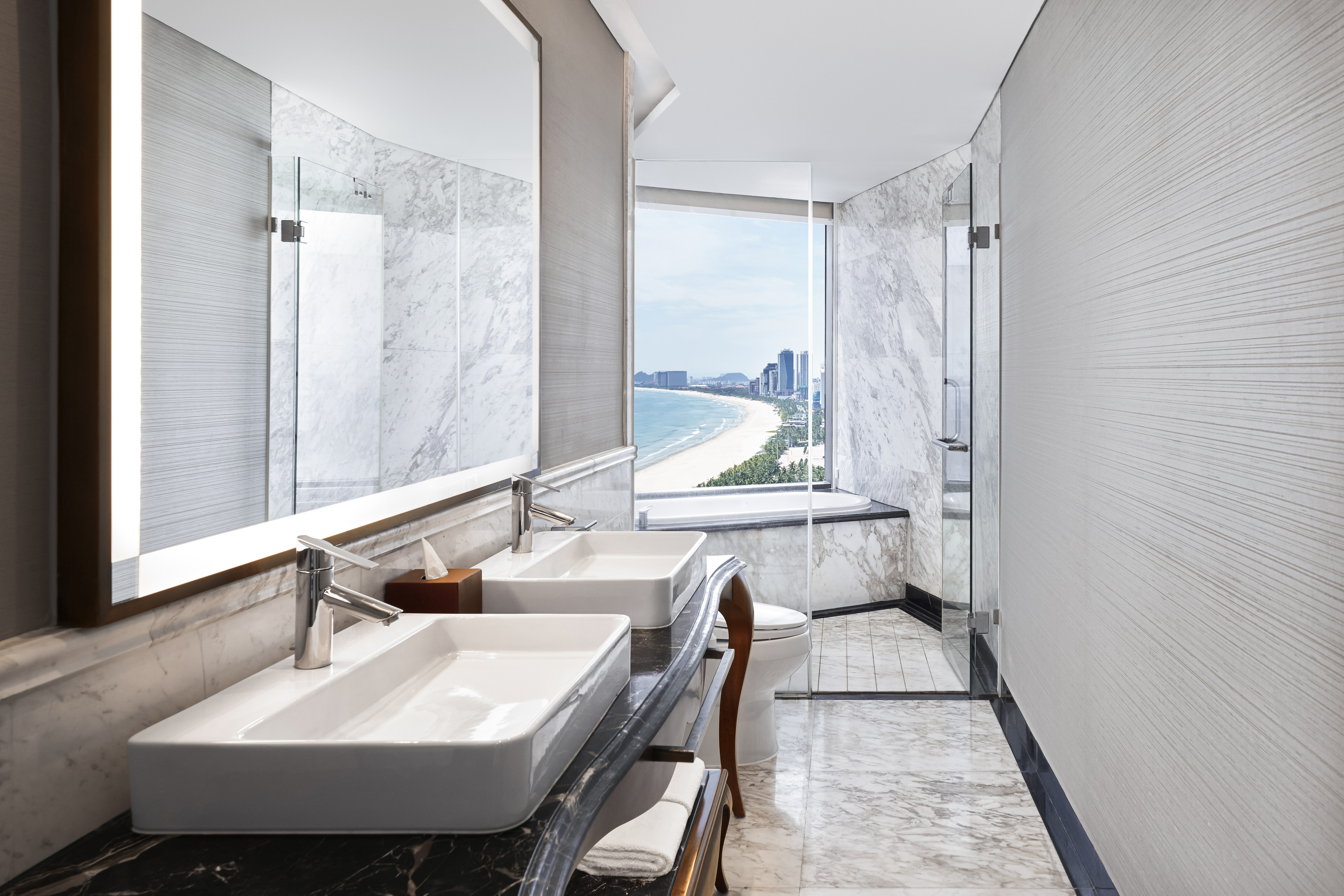 Corner Suite Panoramic Ocean View Bathroom
