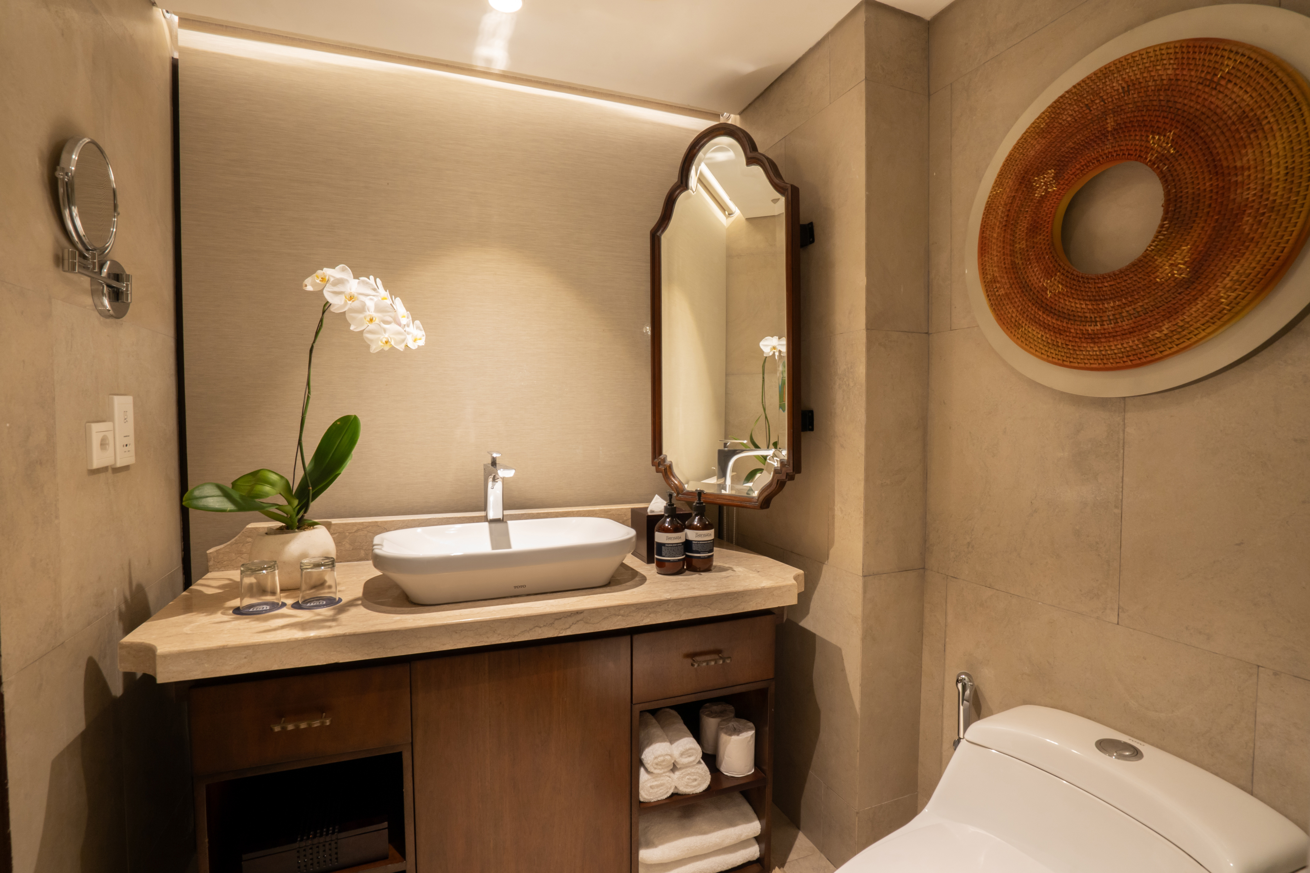 Royal Fam Suite Interconnecting Bathroom