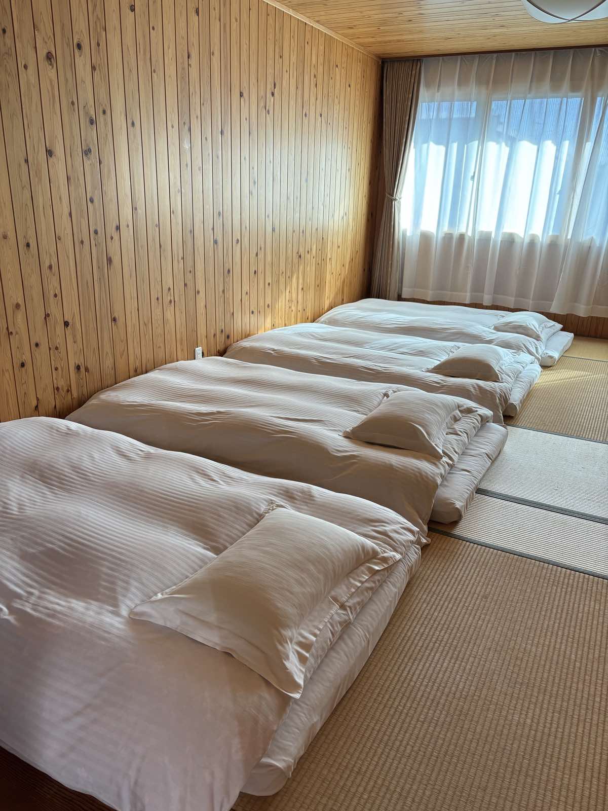 4名様までご利用いただけます。夜は布団を敷いてお休みください