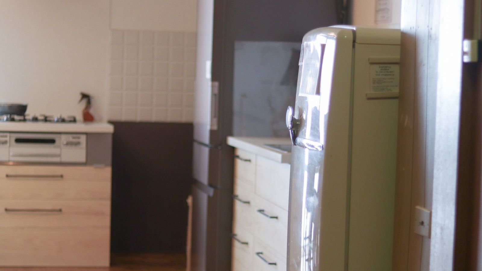 【3F共有ダイニングキッチン】冷蔵庫、電子レンジ、調理器具等必要なものが揃っております。