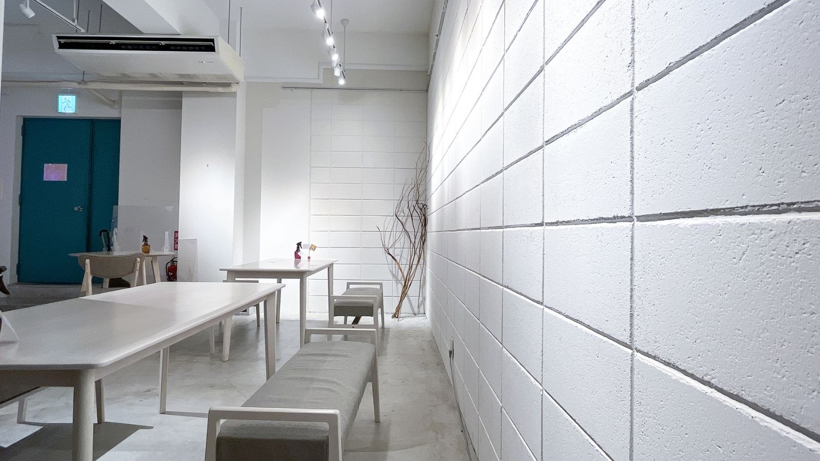 【1F共用ダイニングキッチン】冷蔵庫、電子レンジ、調理器具等必要なものが揃っております。