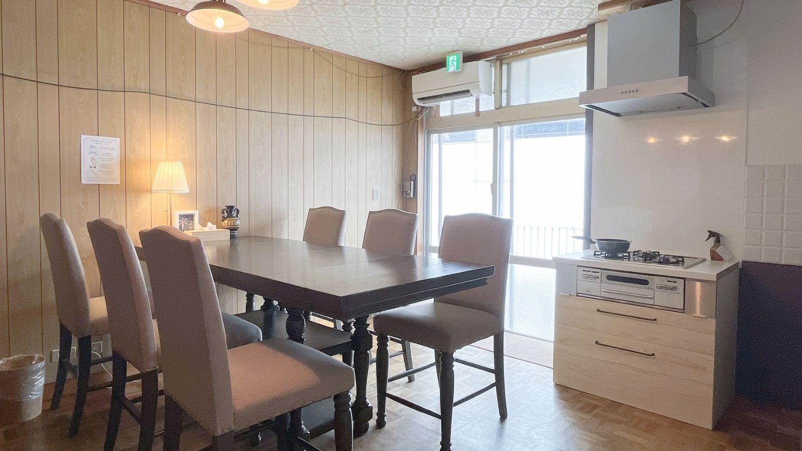 【3F共有ダイニングキッチン】冷蔵庫、電子レンジ、調理器具等必要なものが揃っております。