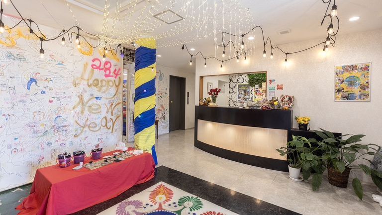 普通のホテルとは違う、とにかくカラフルな空間！