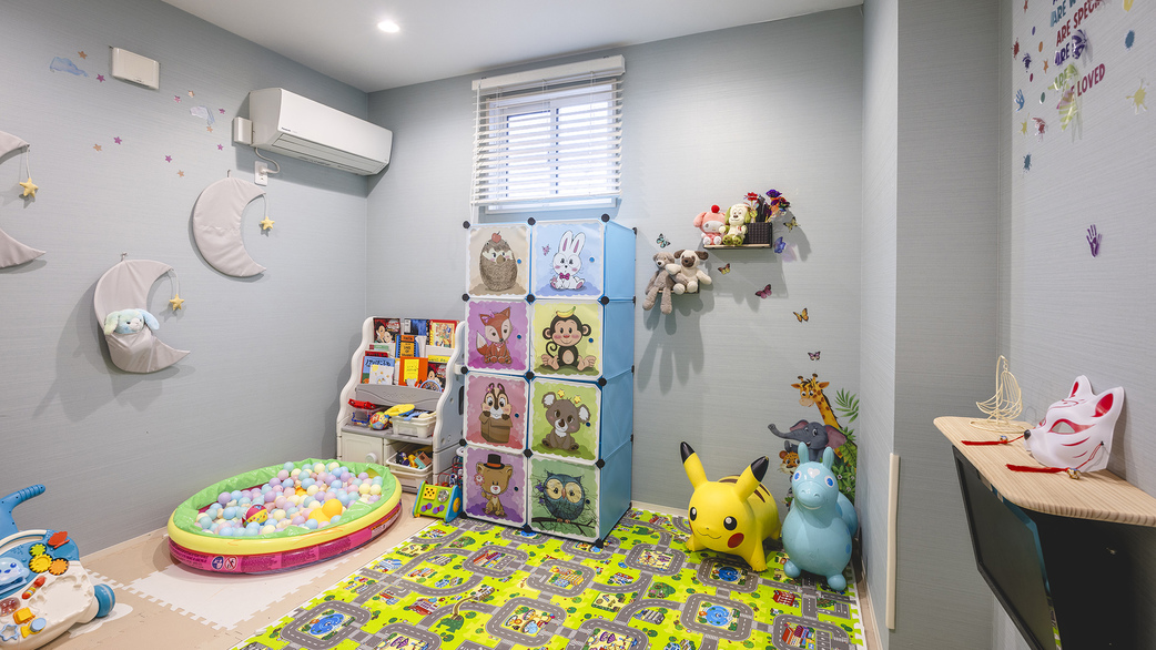 【ファミリーコンセプト】 やわらか素材のボールプールでは、赤ちゃんでも安心してお遊びいただけます。