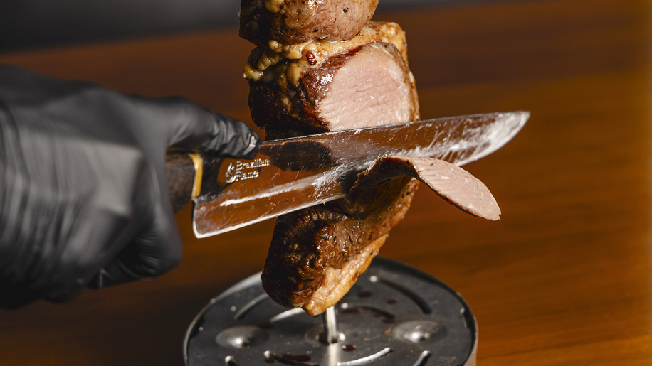 【シュラスコ】 低温調理でとろける柔らかさ。オリジナルテイストに仕上げた、ここだけの美味しさをどうぞ