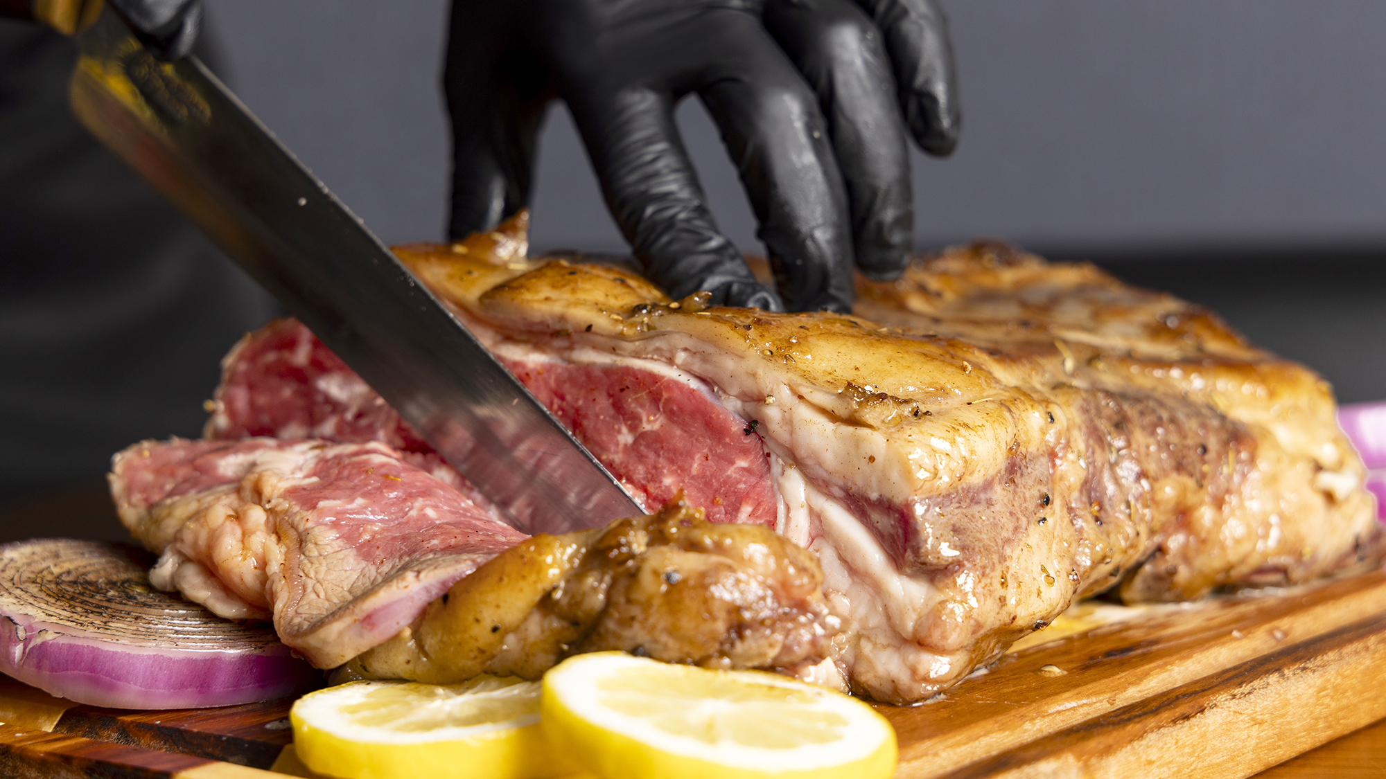 レモンと玉ねぎが引き立てるのは、シンプルながら奥深い「肉本来の旨み」 今、極上の一切れが目の前に。