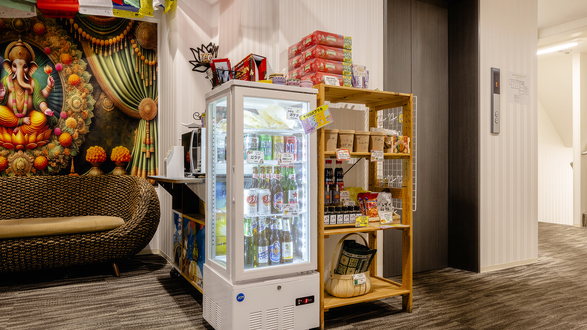 【ミニコンビニ】 世界のクラフトビールや顔より大きなポテチなど、パプリカならではなアイテムがずらり。