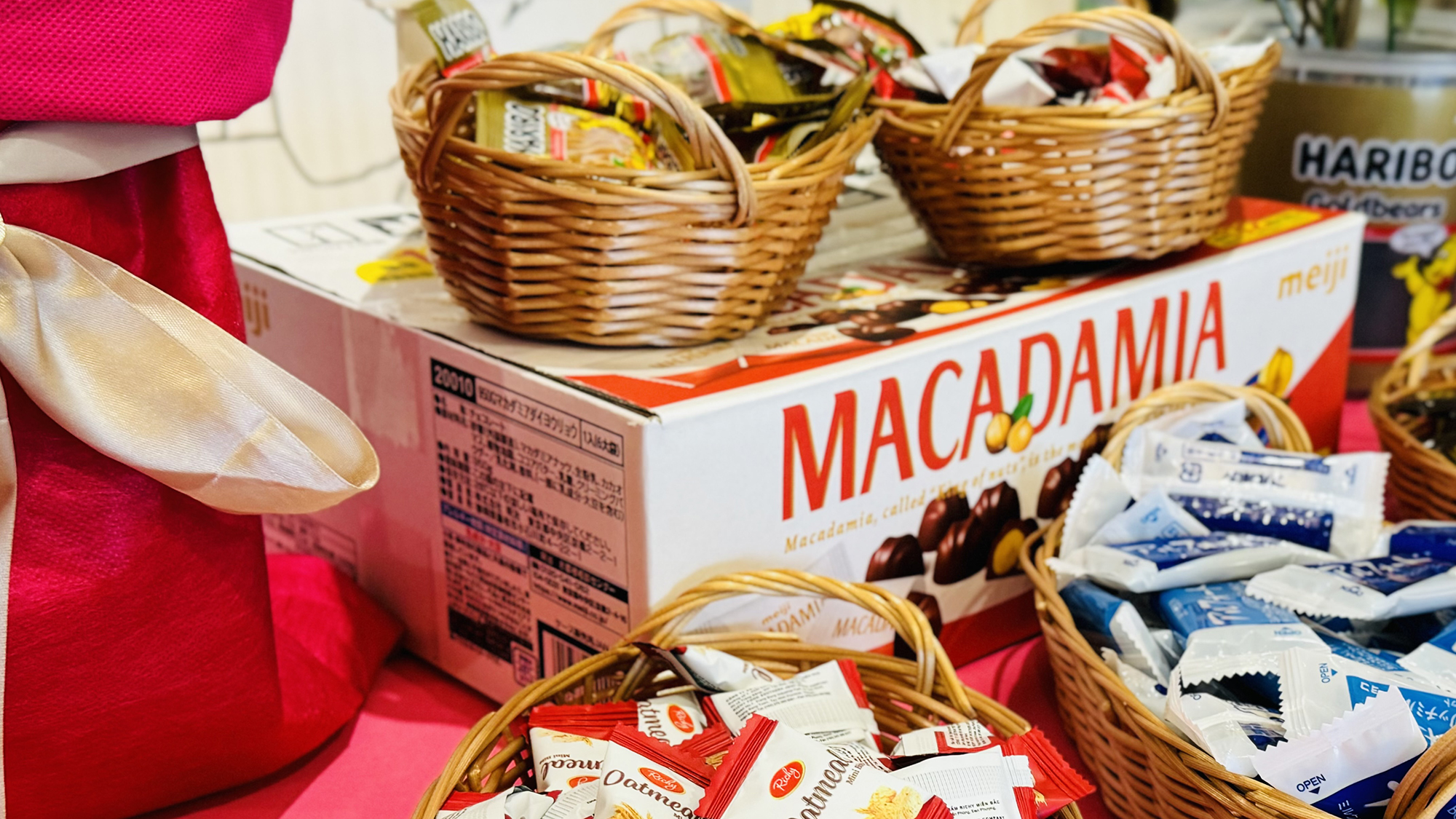 【謎解きイースター】 館内のヒントを探して答えを見つけ出すと・・・、イースターのお菓子をプレゼント！