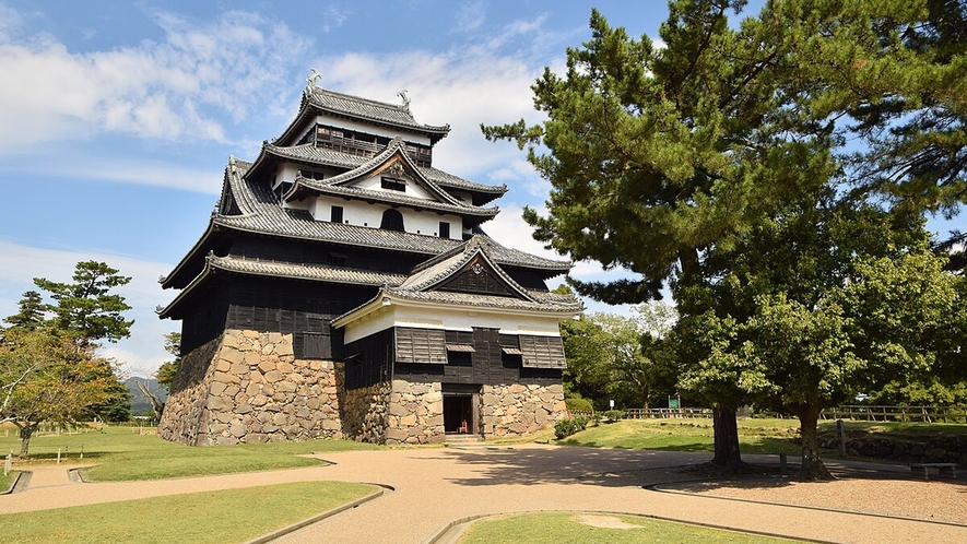 【松江城】全国で現存する12天守のひとつで“国宝”です。当館より車で約30分。