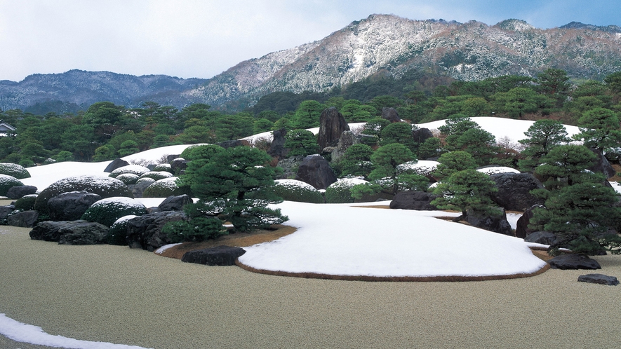 【足立美術館】日本美の粋を極める美しい日本庭園や、陶芸などの収蔵品を展示する美術館です。