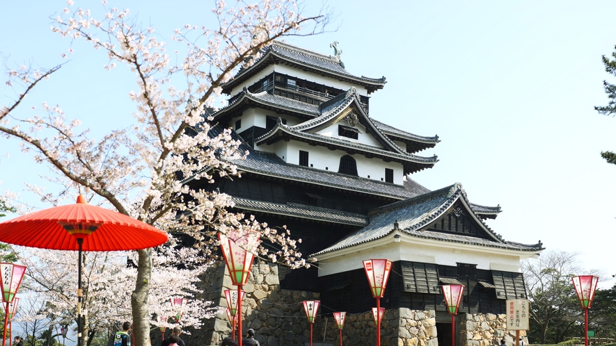 【松江城】全国で現存する12天守のひとつで“国宝”です。当館より車で約32分。