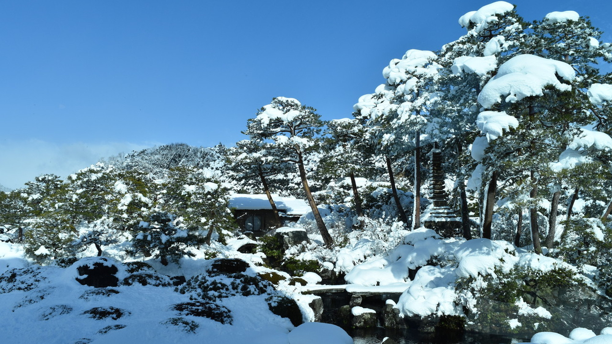 【足立美術館】日本美の粋を極める美しい日本庭園や、陶芸などの収蔵品を展示する美術館です。