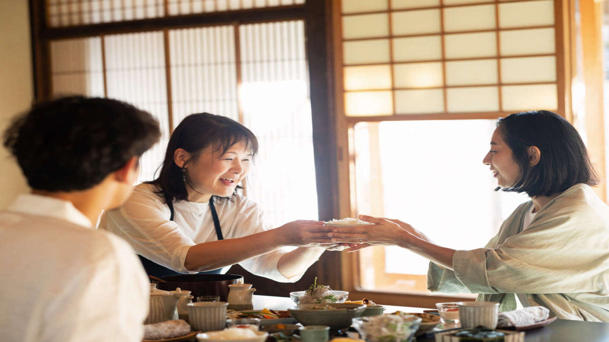 【お食事】朝食　地元で採れる山海の幸を、街道内にある蔵で醸造された醤油などで味付けをした郷土料理