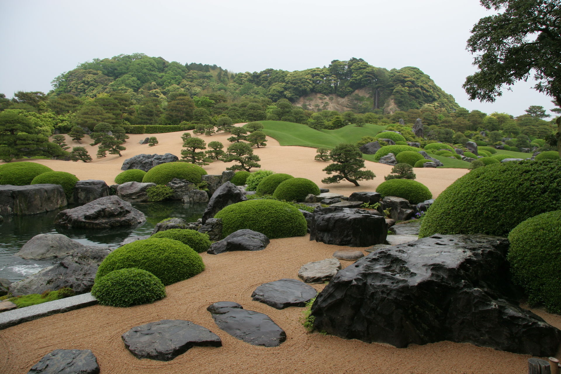 足立美術館の日本庭園までは当館より車で約54分