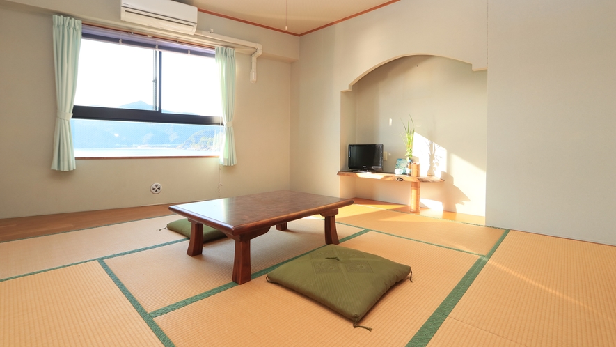 8畳和室■熊野の海を一望！明るい雰囲気が居心地の良いお部屋です。