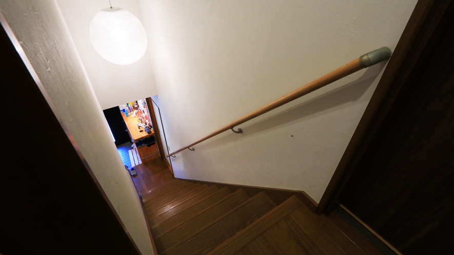 階段を上って客室へ、客室は2Fになります