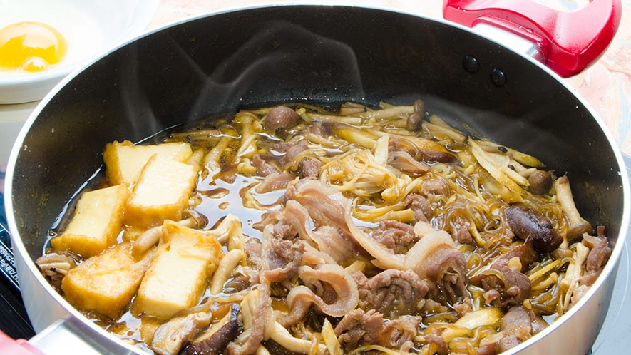 *【夕食一例】冬季はイノシシ肉のすき焼きをご提供することもございます。