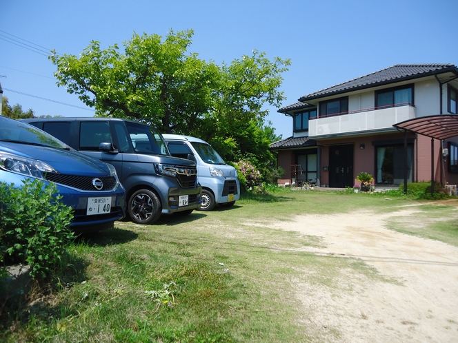 駐車場は隣家のオーナー宅の庭です。６台駐車可