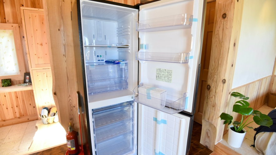 キッチン／たっぷり収納できる大型冷蔵庫で連泊も安心♪