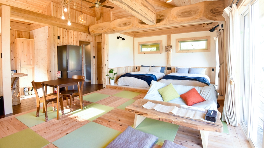 室内／床は杉や檜の木と琉球畳を組み合わせたオリジナル